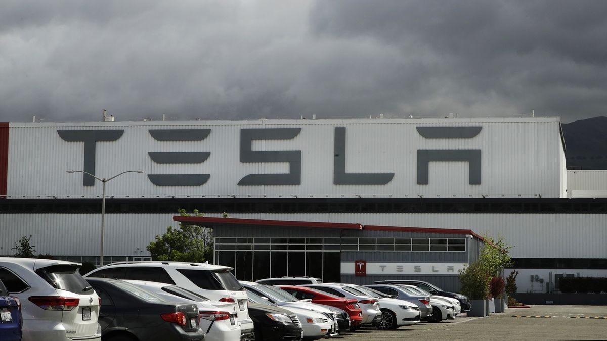 Tesla čelí v Kalifornii žalobě kvůli údajnému rasismu